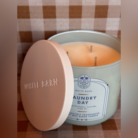 NEW B&BW White Barn Laundry day 3 wick candle 👕 - Picture 2 of 3